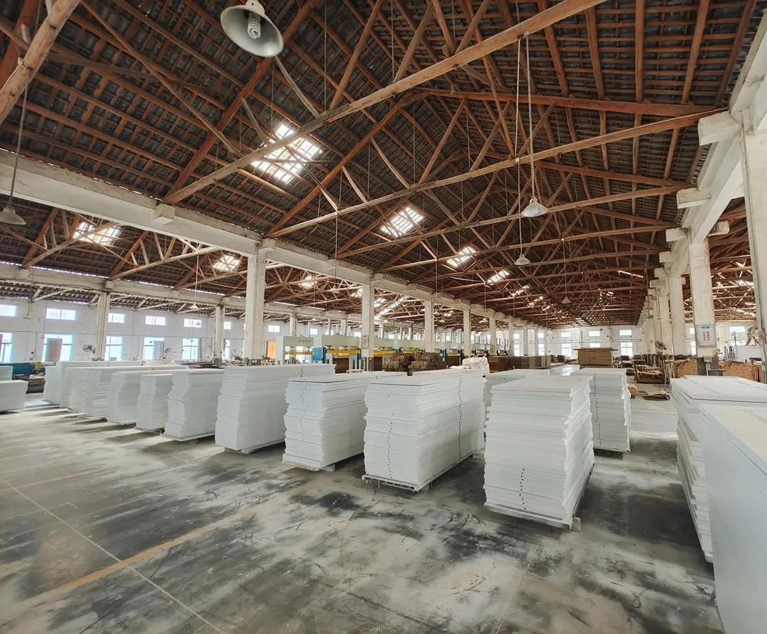 Planta de fabricación con puertas embaladas