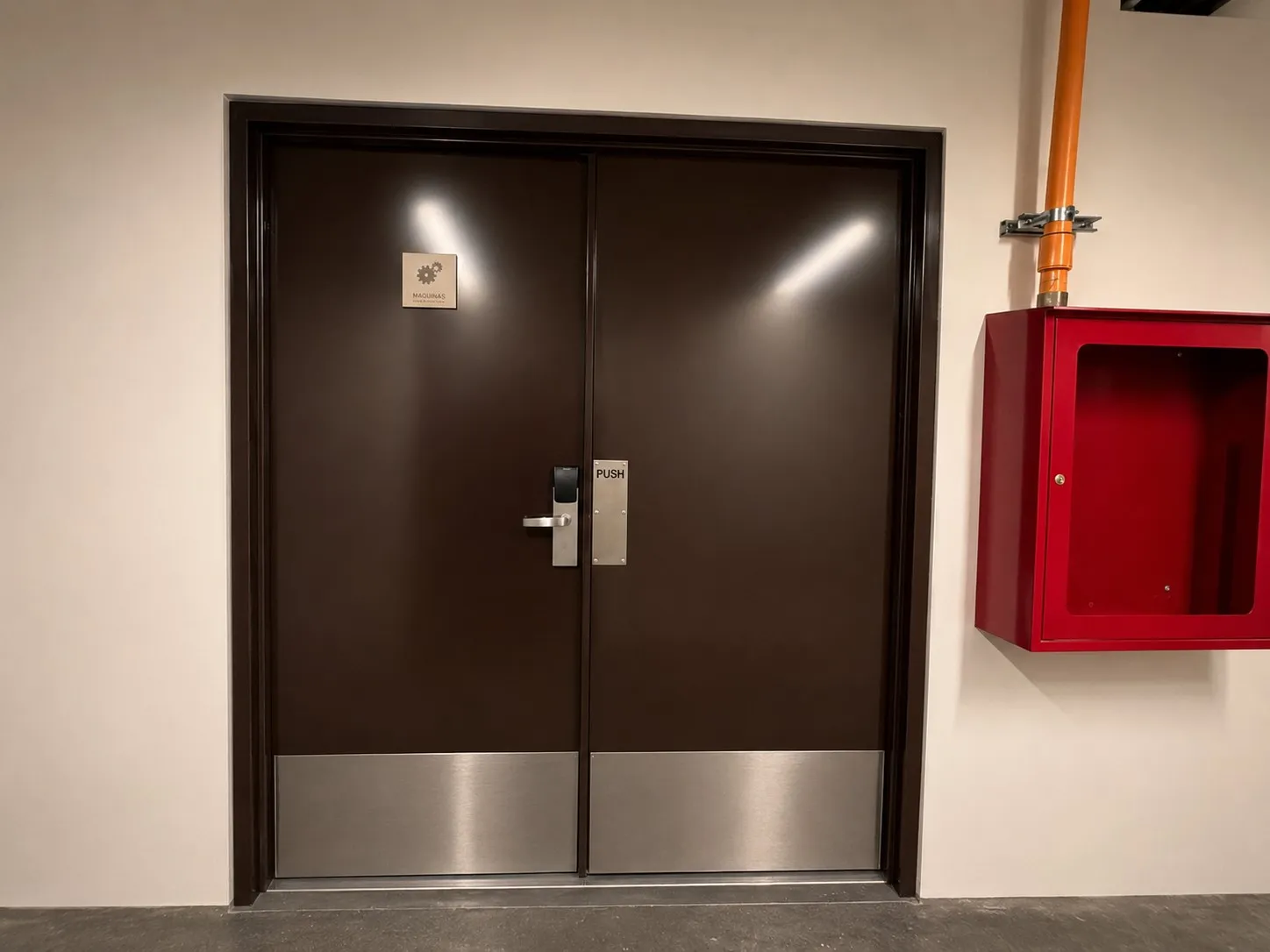 Puerta doble con manijas y placas de protección